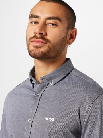 Coupe regular Chemise 'BIADO' BOSS en bleu