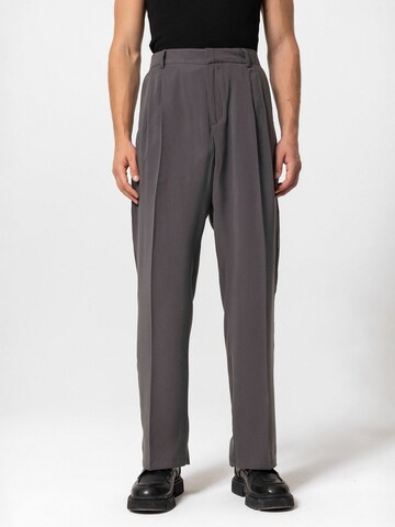 Loosefit Pantaloni con pieghe 'ERMANNO' di Antioch in grigio
