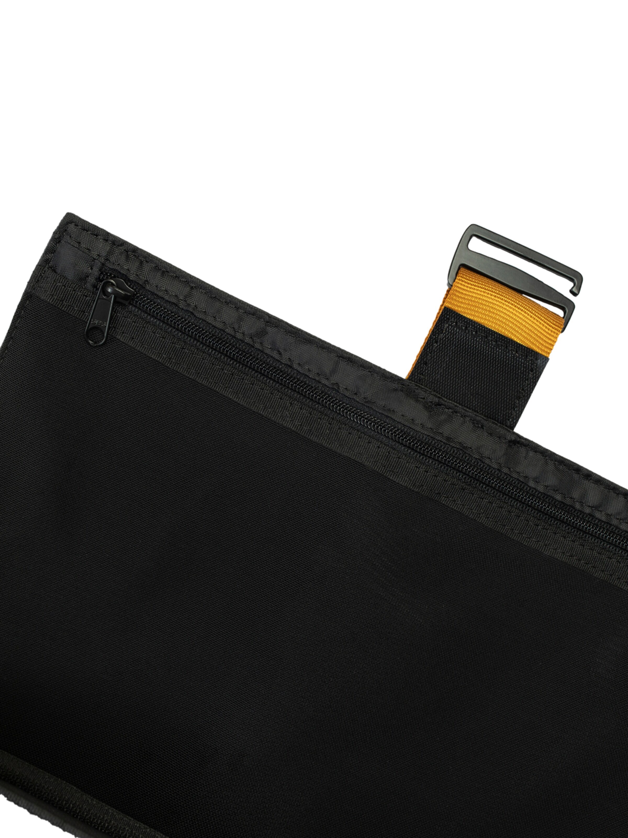 KIWEE Skuldertaske 'KIWEE Triangle Sling - Black' i sort