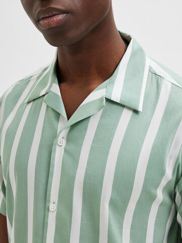 SELECTED HOMME - Ajuste confortable Camisa 'REGAIR' en verde