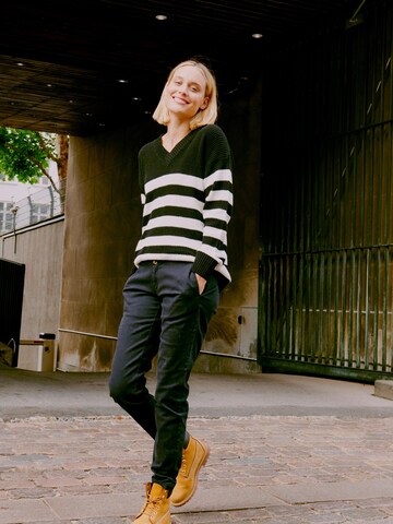 Oxmo Regular Chino 'Pilar' in Zwart