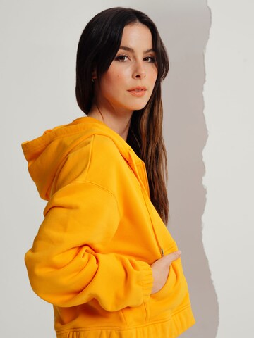 A LOT LESS - Sudadera con cremallera 'Joanna' en naranja