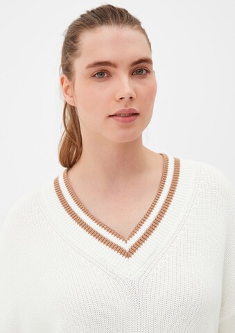 Pull-over TRIANGLE en blanc