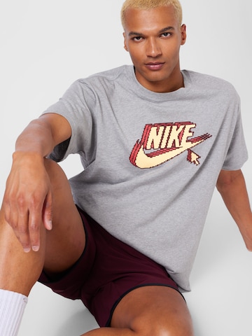 Nike Sportswear - Camisa 'Futura' em cinzento