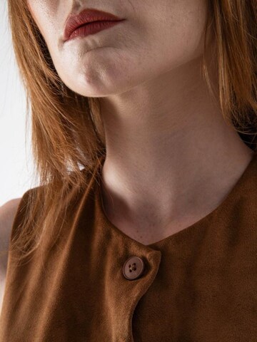 MND - Chaleco en marrón