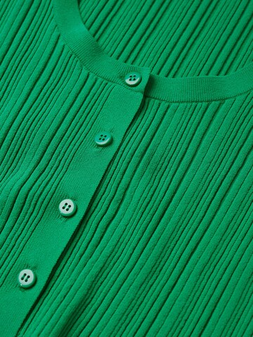 Geacă tricotată de la MANGO pe verde