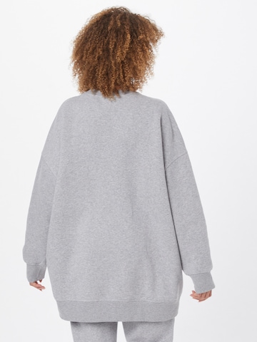 Monki - Sweatshirt em cinzento