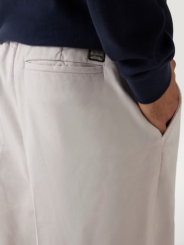 GUESS Slimfit Chinohose in Weiß