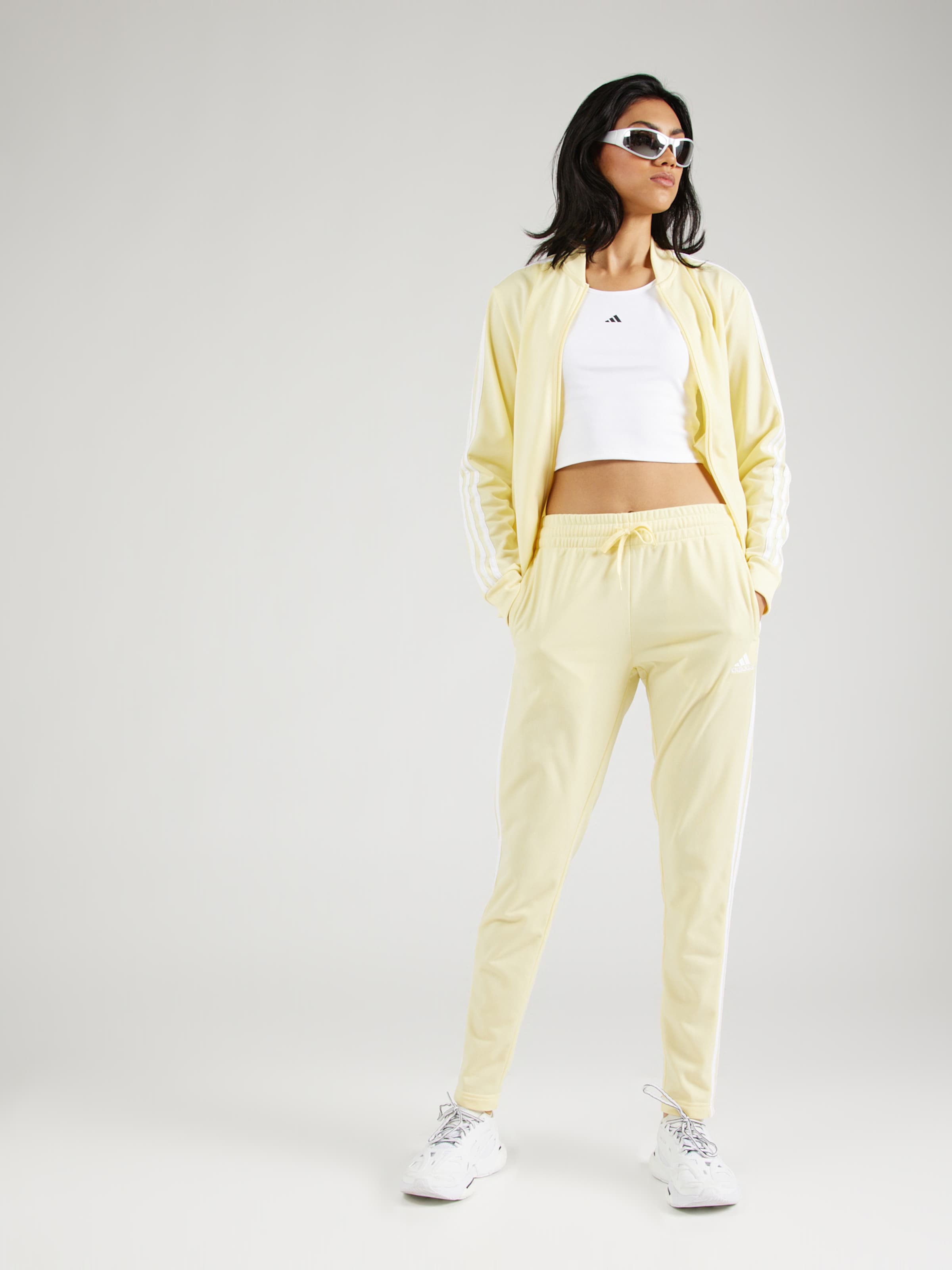 ADIDAS SPORTSWEAR Completo per l allenamento Essentials in Giallo Chiaro ABOUT YOU