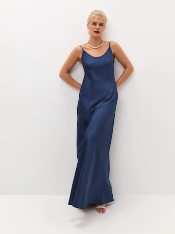 Robe 'Maxi satin slip dress 'Serene'' Serena Silueta en bleu