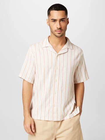 Abercrombie & Fitch - Ajuste regular Camisa 'NOVELTY' en marrón: frente
