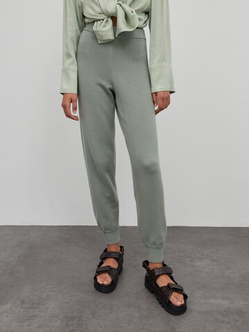 EDITED Tapered Παντελόνι σε πράσινο: μπροστά