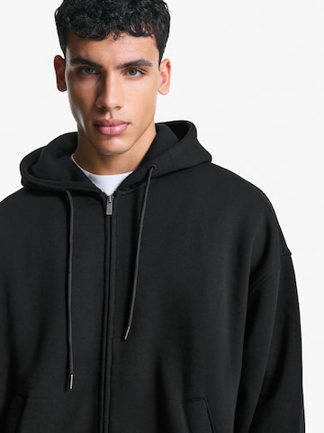 Hanorac de la Bershka pe negru