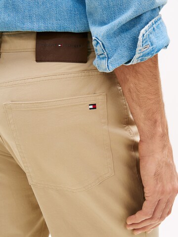 TOMMY HILFIGER Szabványos Nadrág 'DENTON ESSENTIAL' - zöld