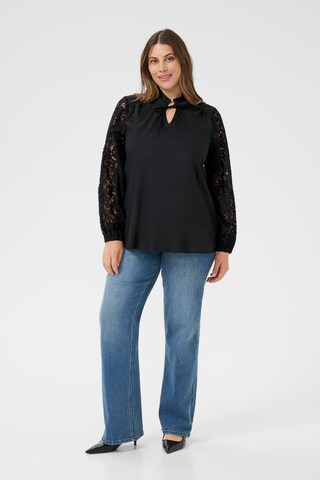 KAFFE CURVE Bluse 'Mynthia' i sort