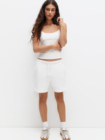 Pull&Bear Regular Shorts in Weiß