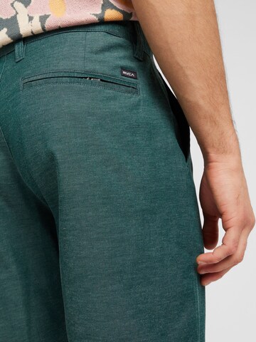 Regular Pantaloni eleganți de la RVCA pe verde