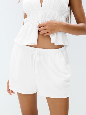 Pull&Bear Regular Shorts in Weiß: Vorderseite