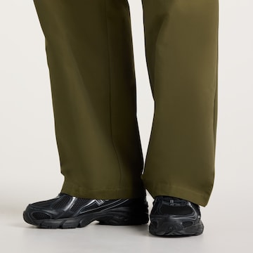 new balance - Loosefit Pantalón cargo en verde
