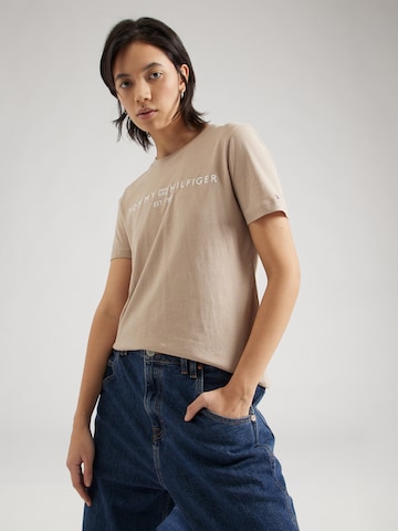 T-shirt TOMMY HILFIGER en beige : devant