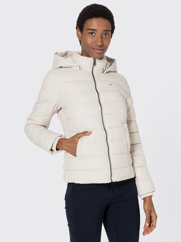 Tommy Jeans Tussenjas in Beige: voorkant