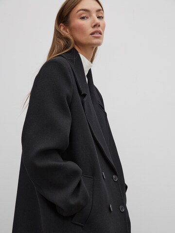 RÆRE by Lorena Rae Mantel in Schwarz