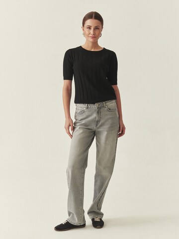 TATUUM Pusero värissä musta