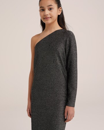 Rochie de la WE Fashion pe argintiu: față