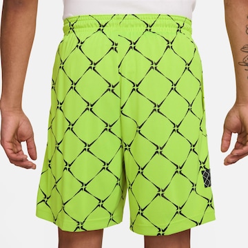 NIKE Regular Shorts in Grün