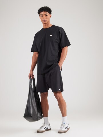 Tricou 'Play Nice' de la ELLESSE pe negru