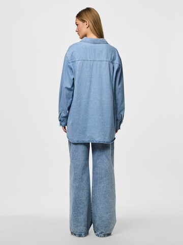 PIECES Blus 'Maisie' i blå