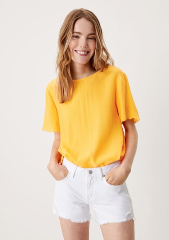 QS - Blusa em amarelo: frente