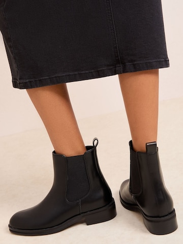 Friends Like These Chelsea-bootsi värissä musta