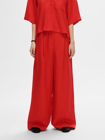 SELECTED FEMME Wide leg Pleat-front trousers 'Lyra' in Red: front