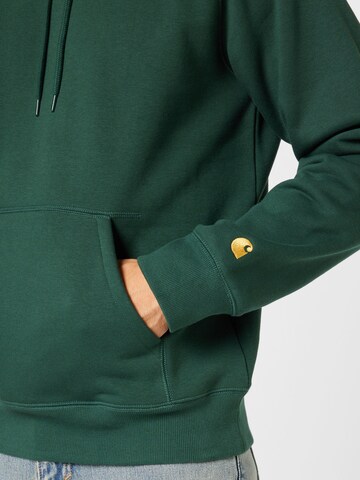 Carhartt WIP Sweatshirt 'Chase' in Groen