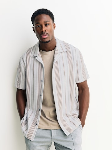 Coupe regular Chemise Next en marron : devant