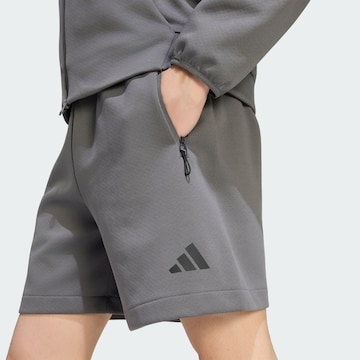 ADIDAS SPORTSWEAR Ohlapna forma Športne hlače 'Z.N.E.' | siva barva