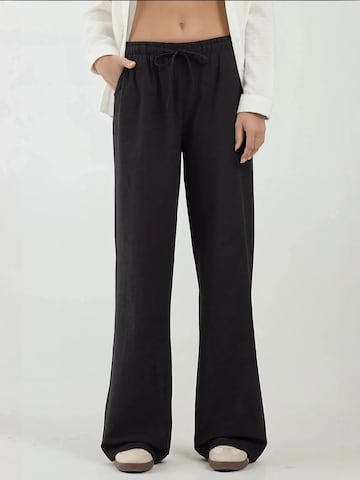 Hiccup Regular Trousers in Black: front