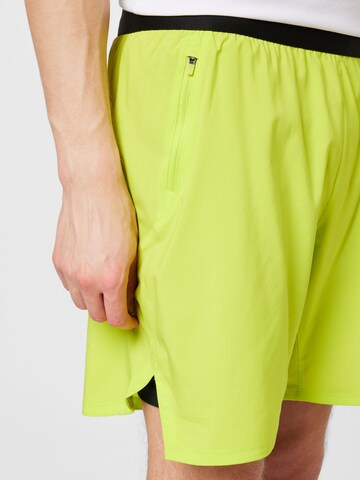 Reebok Štandardný strih Športové nohavice - Zelená
