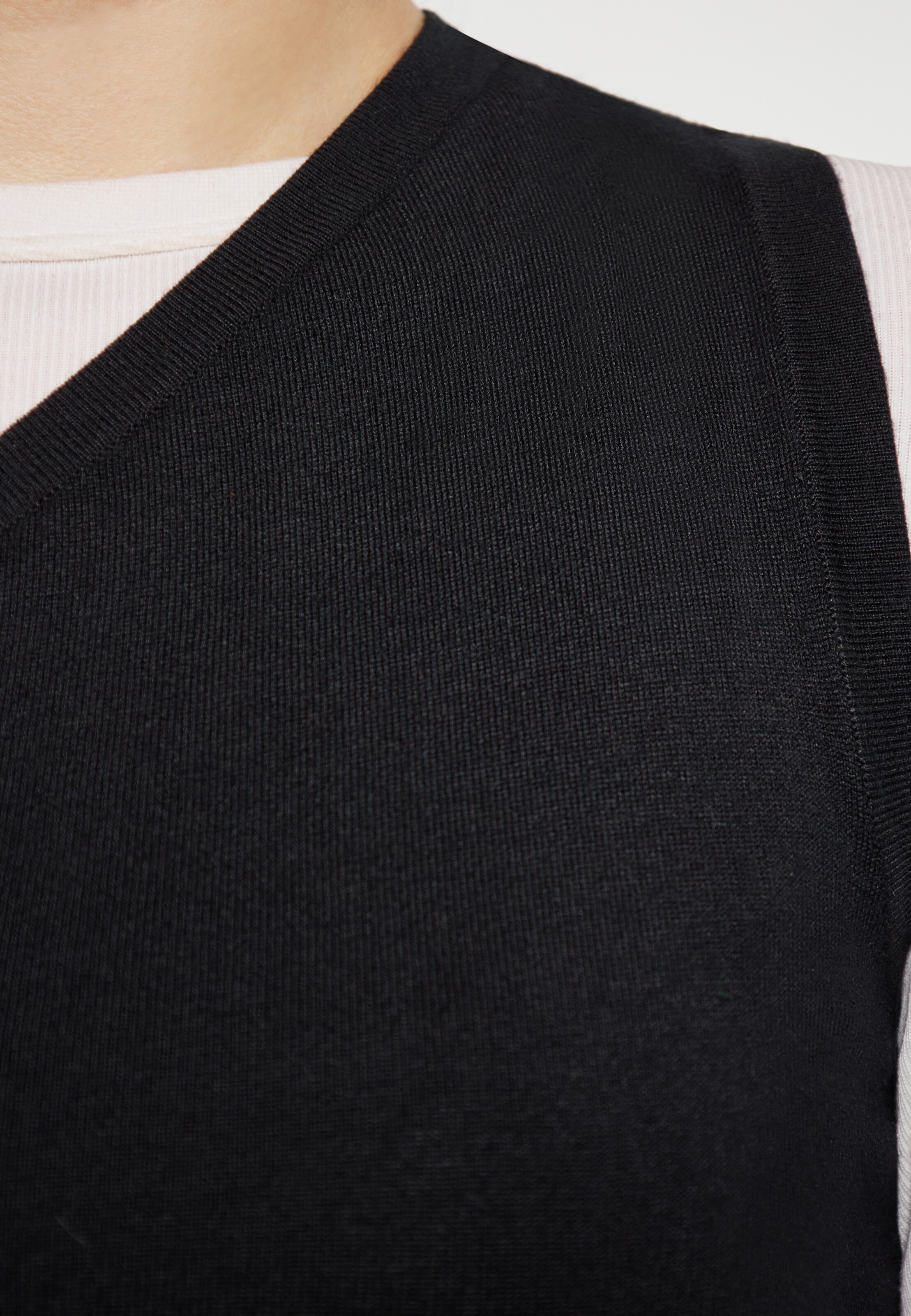 NAEMI Top in Schwarz