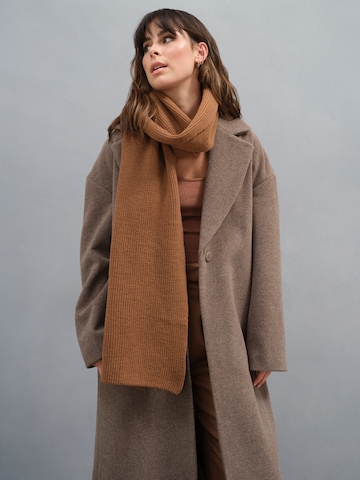 A LOT LESS Scarf 'Suki' in Brown: front