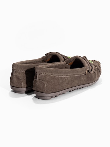 Mocasini 'Kilty Tread' de la Minnetonka pe gri