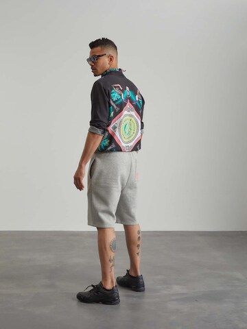 ABOUT YOU x Benny Cristo Regular Shorts 'Leo' in Grau