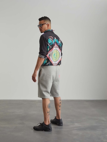 ABOUT YOU x Benny Cristo Regular Shorts 'Leo' in Grau