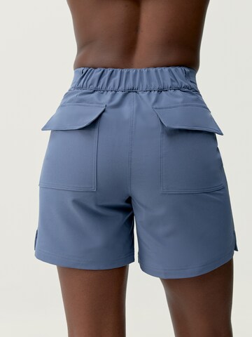 Born Living Yoga Regular Sportshorts 'Treck' in Blau