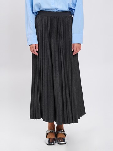 Influencer Skirt in Grey: front