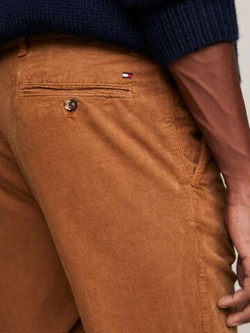 TOMMY HILFIGER - Regular Calças chino 'Denton' em castanho