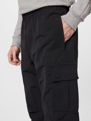 regular Pantaloni cargo 'Premium Essentials ' di ADIDAS ORIGINALS in nero