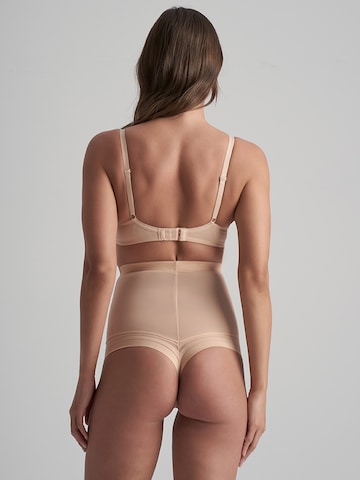 Slip scultant ' Powermesh High Waist Thong ' Bye Bra en beige