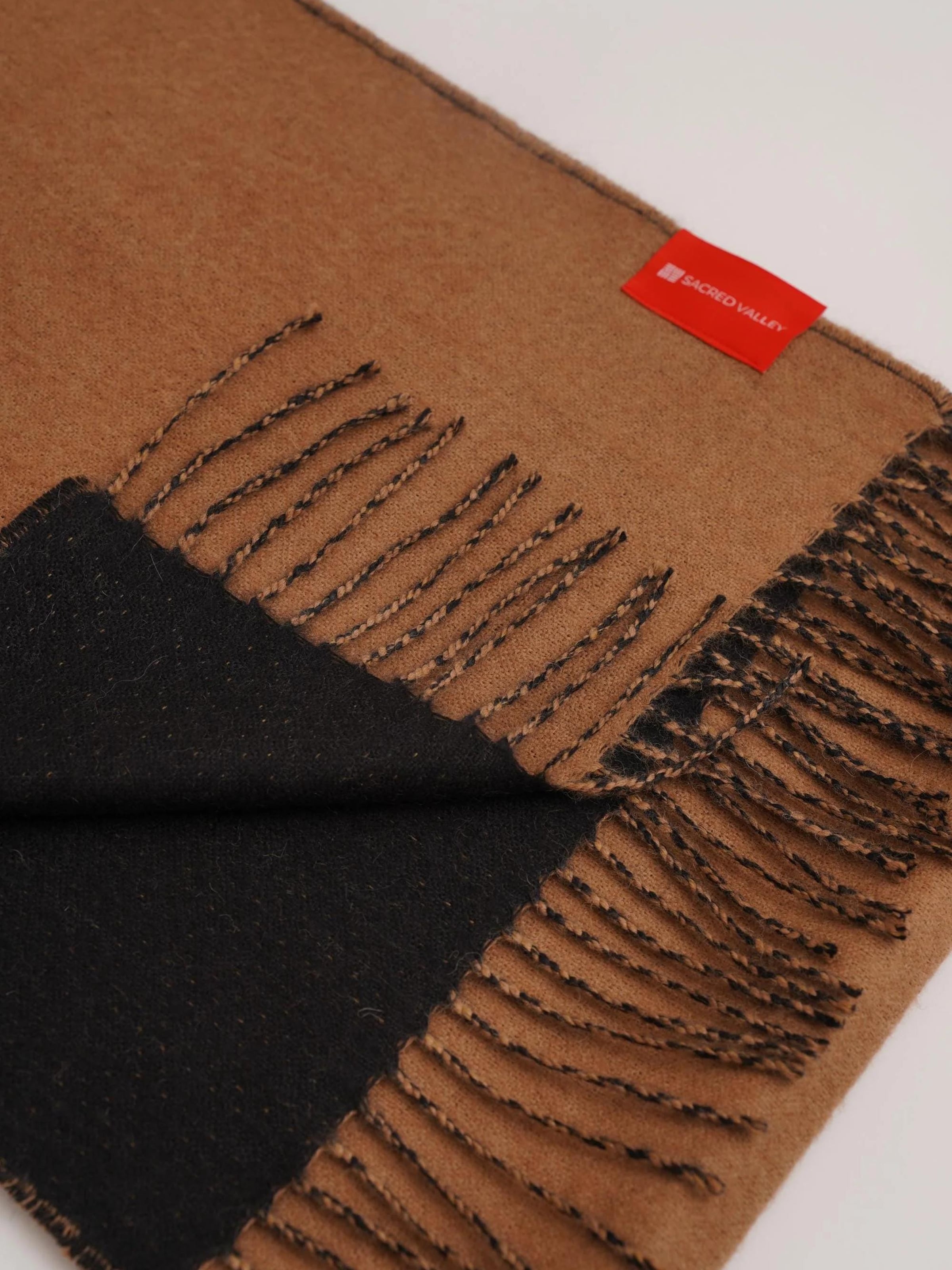 Sacred Valley Scarf 'Double Facet' in Black: front